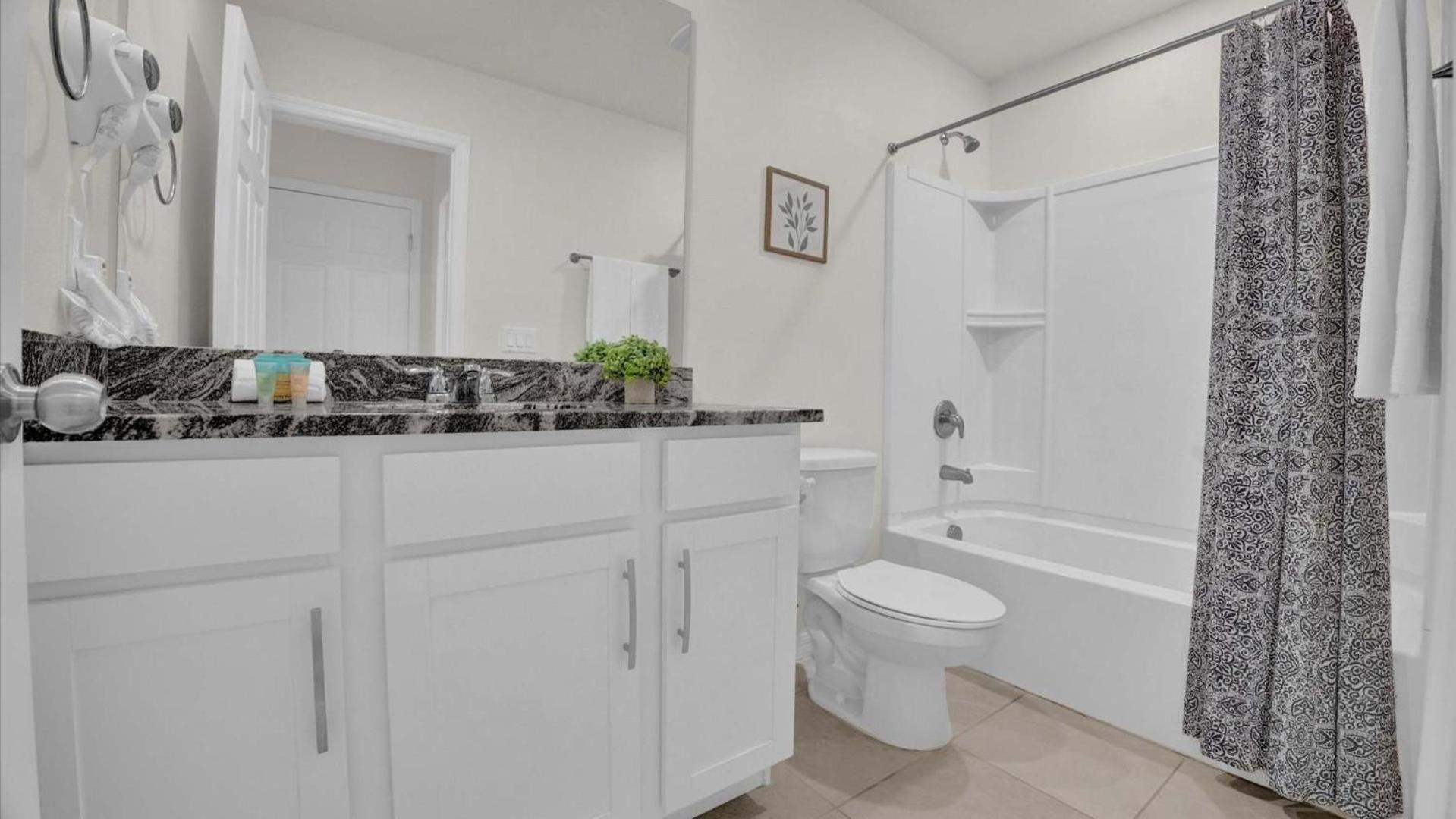 Upstay - Modern Family W Pool Solara